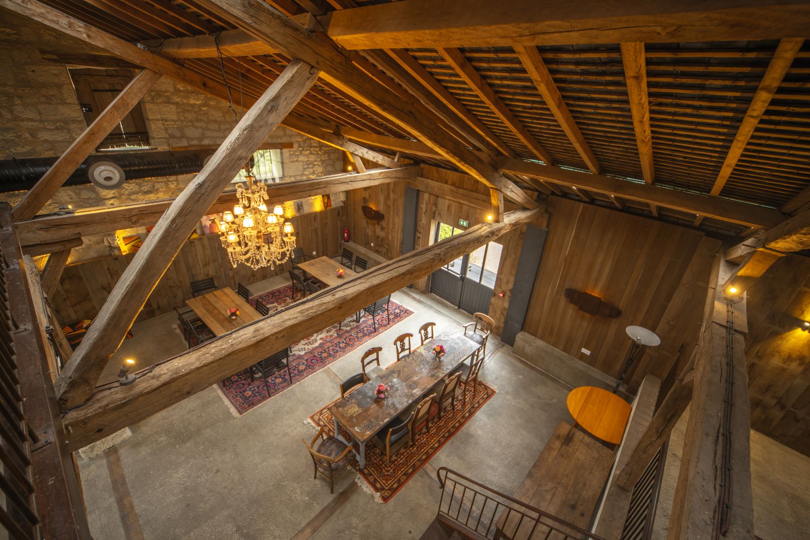 La grande salle du Pressoir et sa charpente