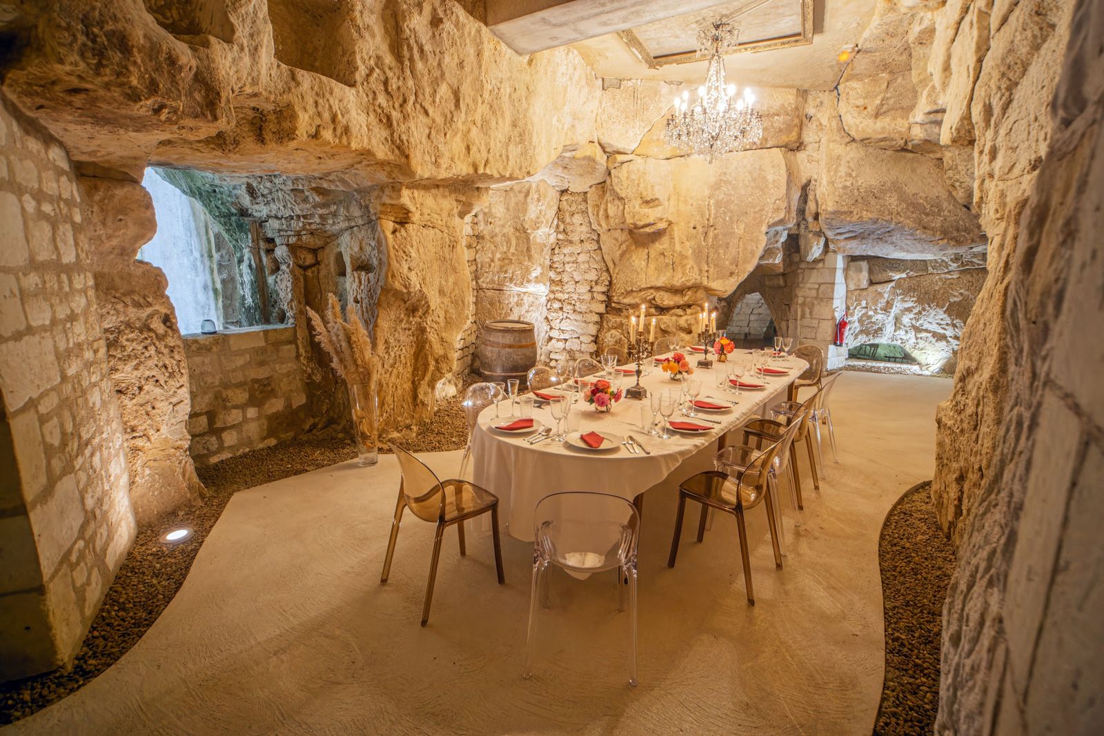 Une grande table dressée dans la salle troglodytique