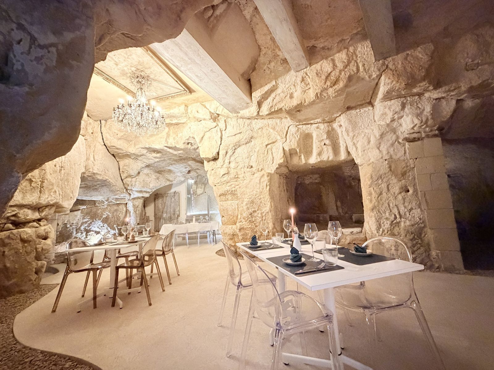 La salle troglodytique et son lustre