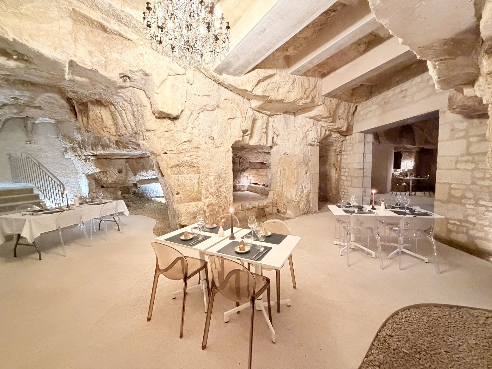 Les tables dressées dans la salle creusée dans la roche