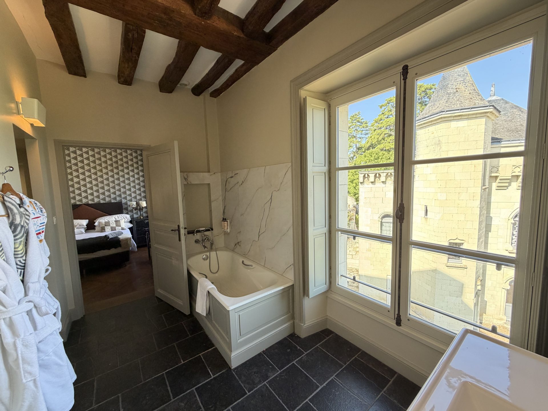 Chambre Russe vue parc et Tour XVe — photo 2