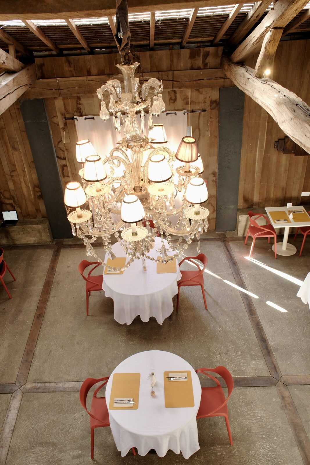 Une vaste salle chaleureuse